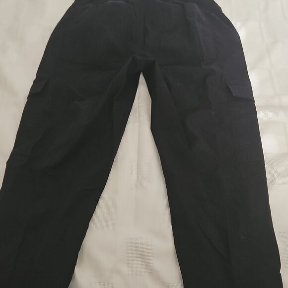 Women's Black Cargo Capri Cotton Pants - Picture 11 of 16